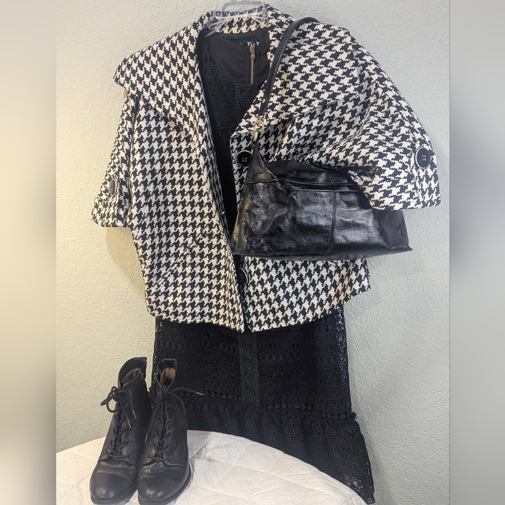 Peck & Peck Black & White Houndstooth Cropped Cape Jacket | Short Sleeve | Chic